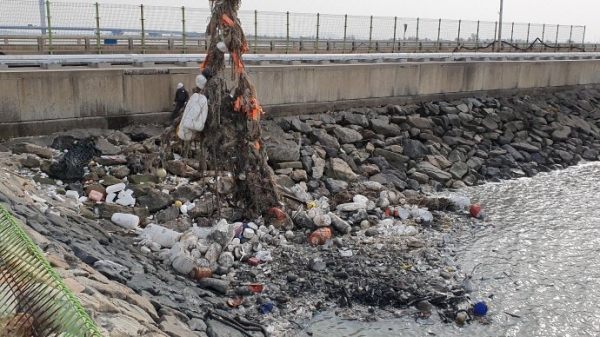 인천에서는 매년 80억 원 안팎의 예산이 투입돼 5천t 이상의 해양쓰레기가 수거되고 있지만, 해양쓰레기의 양은 줄고 있지 않은 실정이다. 사진은 송도바이오대로 대교 주변에서 해양쓰레기를 수거하는 모습이다. (인천지방해양수산청 제공)/그린포스트코리아