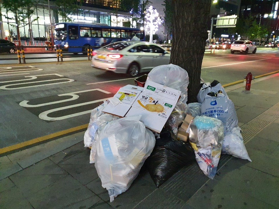 우리는 하루하루 수많은 쓰레기를 배출하며 살아간다. (김동수 기자)/그린포스트코리아