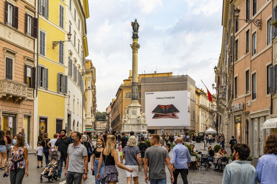 이탈리아 로마의 갤럭시 Z 폴드2 옥외광고. (삼성전자 제공)/그린포스트코리아