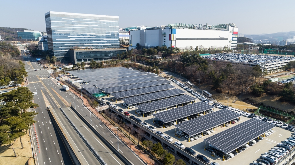 삼성전자는 2019년 말부터 기흥캠퍼스 주차타워에 1,500KW 규모의 태양광 발전 패널을 설치해왔다. 오는 7월부터는 기흥 일부 사무공간의 전력을 대체할 예정이다. (삼성전자 제공)/그린포스트코리아