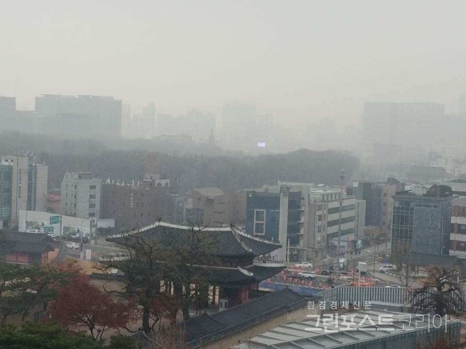 미세먼지가 가득한 서울의 모습.  환경부는 지난해 5월부터 올해 4월까지 서울 등 12개 시·도별 미세먼지 비상저감조치 시행 실적에 대한 종합평가 결과를 공개했다. (본사 DB)/그린포스트코리아