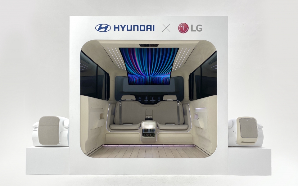 현대자동차가 LG전자와 협업으로 미래 비전 전시물 ‘아이오닉 콘셉트 캐빈’을 공개했다. 전기차를 통한 새로운 개인 맞춤형 고객 경험 방향성을 제시한다는 취지다. (현대자동차 제공)/그린포스트코리아