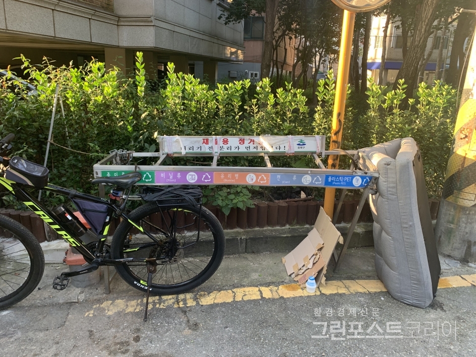 서울 송파구 한 어린이공원 근처의 재활용품 수거함. 재활용품 분리배출을 위한 도구로서가 아니라 자전거 보관대로서의 역할만 하고 있다. (이한 기자 2020.09.28)/그린포스트코리아