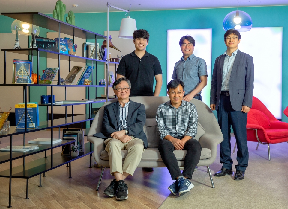 (좌측 하단부터) 이재성 교수와 허민 짱(Hemin Zhang) 연구교수, 신태주 교수, 정후영 교수, 변우진 연구원. (UNIST 제공)/그린포스트코리아