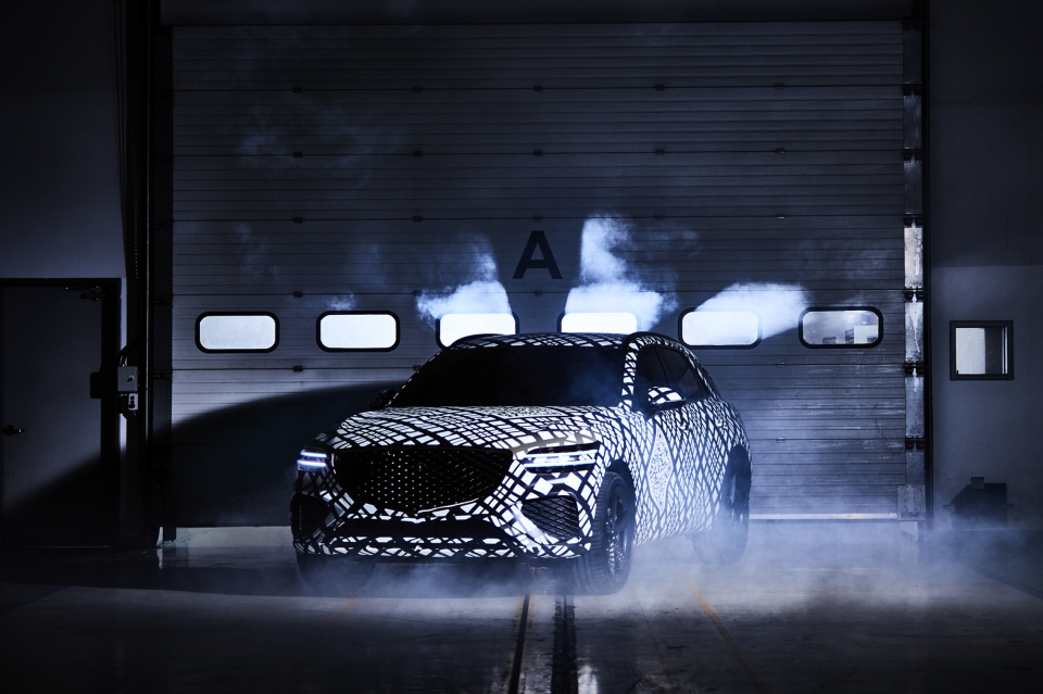 제네시스가 위장 필름으로 감싼 GV70 티저 이미지를 첫 공개했다. 이 차는 중형 SUV모델로 제네시스 라인업 다섯 번째 차다. (제네시스 제공)/그린포스트코리아