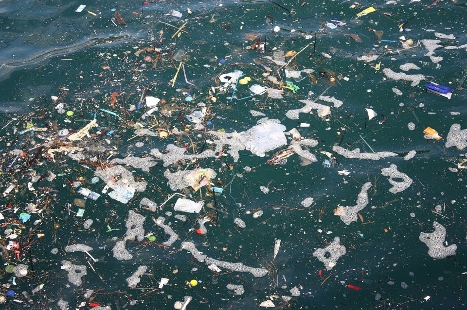 해양에 버려진 각종 쓰레기. 특히, 해양에 버려지거나 흘러 들어간 플라스틱은 미세 플라스틱으로 변해 동물뿐 아니라 인류까지 위협하고 있다. (픽사베이 제공)/그린포스트코리아