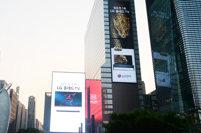 LG전자가 강남구 테헤란로 ‘그랜드 인터컨티넨탈 서울 파르나스’ 건물 외벽에 LG 올레드 TV 초대형 옥외 광고를 설치했다. 국내 설치된 라이트박스 형태 광고물 가운데 가장 큰 규모다. (LG전자 제공)/그린포스트코리아