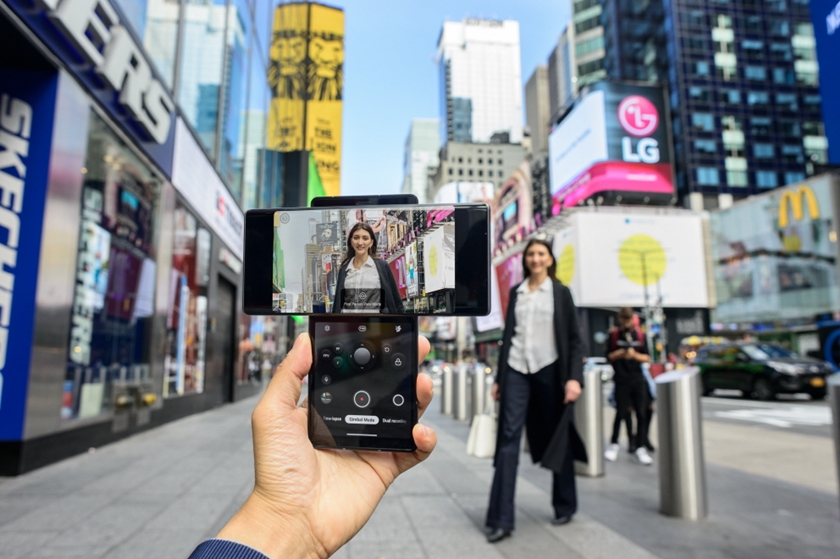 LG전자가 현지시간 15일 전략 스마트폰 ‘LG 윙(LG WING)’을 미국 시장에 본격 출시했다. 사진은 뉴욕 타임스스퀘어 광장에서 모델이 LG 윙을 소개하는 모습. (LG전자 제공)/그린포스트코리아