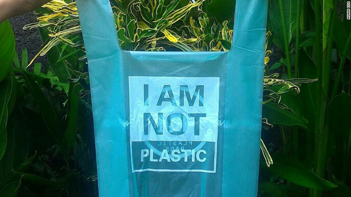 인도네시아의 케빈 쿠말라(Kevin Kumala)가 만든 생분해 플라스틱 봉지. 이 봉지는 먹을 수 있는 생분해성 플라스틱으로 각종 SNS상에서 그가 플라스틱 봉지를 물에 녹여 마시는 영상이 큰 이슈가 된 바 있다(CNN)/그린포스트코리아