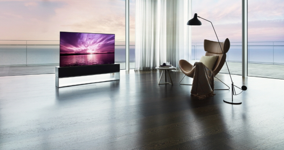 LG전자가 세계 최초 롤러블 TV인 LG 시그니처 올레드 R을 국내 시장에 본격 출시한다. 화면이 말리는 제품으로 다양한 공간 연출이 가능한 프리미어 제품으로 출하가는 1억 원이다. (LG전자 제공)/그린포스트코리아