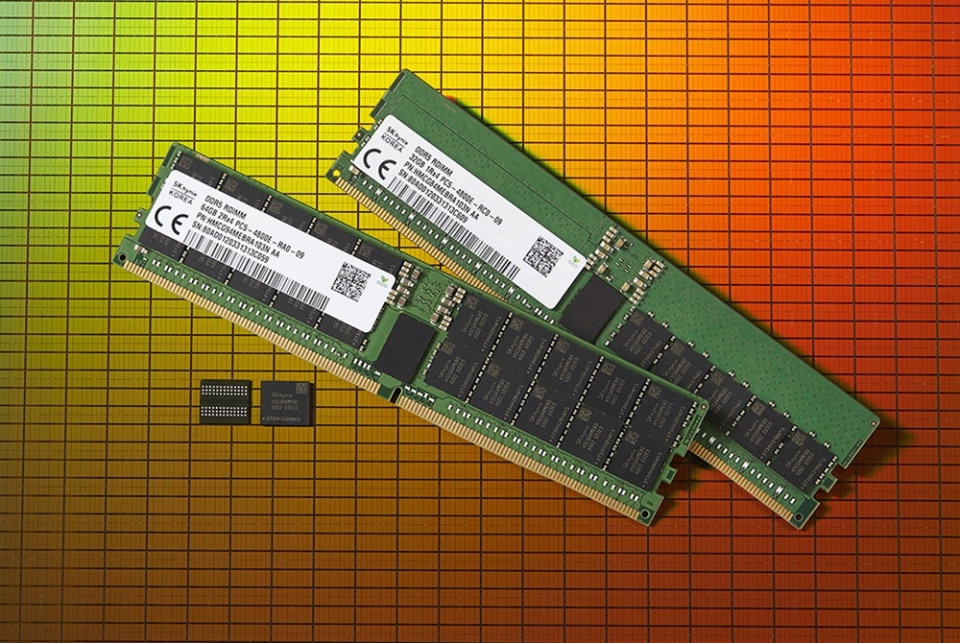 SK하이닉스가 세계최초로 출시한 2세대 10나노급(1ynm) DDR5 D램. (SK하이닉스 제공)/그린포스트코리아