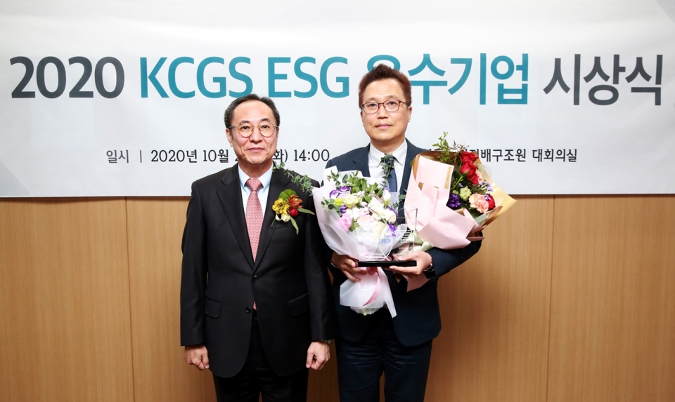 유원무 풀무원 바른마음경영실장(오른쪽)과 신진영 한국기업지배구조원장이 수상을 마친 후 기념사진을 찍고 있다. (풀무원 제공)/그린포스트코리아