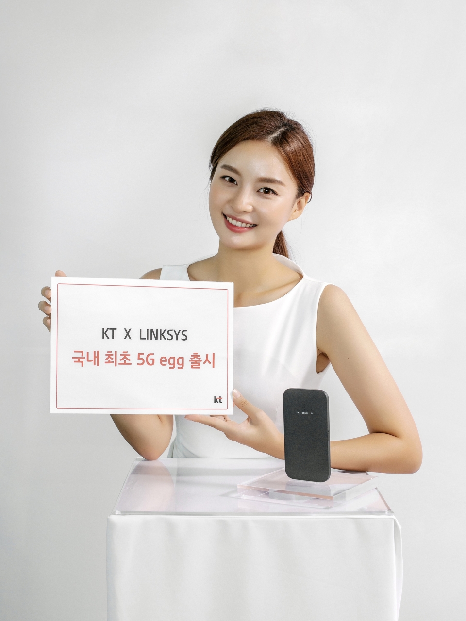 KT가 국내 최초로 5G를 지원하는 휴대용 WiFi 5G Egg(에그)를 출시한다. 에그는 인터넷 신호를 와이파이로 전환해 사용할 수 있게 도와주는 기계로, 5G에그는 5G신호를 와이파이로 쓸 수 있다. (KT 제공)/그린포스트코리아