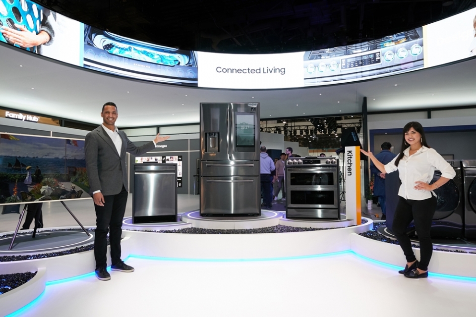 음식물쓰레기를 줄이려면 '냉장고 다이어트'가 필수다. 스마트 냉장고의 최신 기능들을 사용해 도움을 받는 방법도 있다. 사진은 미국 라스베이거스에서 개최한 ‘KBIS 2020’ 전시회에서 모델이 삼성전자 ‘패밀리허브’냉장고를 중심으로 차별화된 AI·IoT 주방가전을 소개하는 모습 (삼성 뉴스룸 제공)/그린포스트코리아