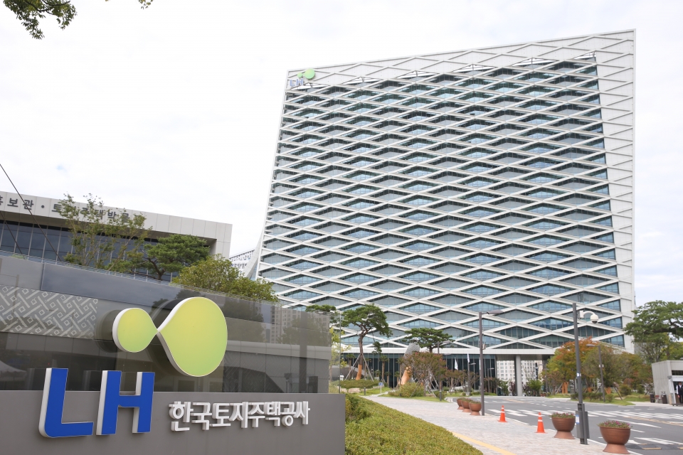 한국토지주택공사가 서울시와 신재생에너지를 보급하기 위해 업무협약을 체결했다. (LH 제공)/그린포스트코리아