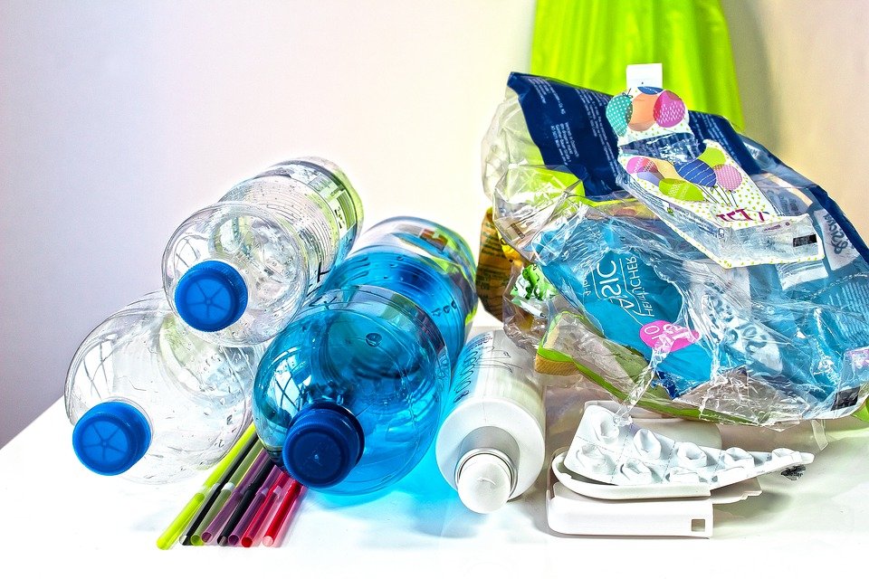 환경단체 그린피스는 보고서를 통해 “생활의 편리를 위해 한 번 쓰고 버리는 일회용 플라스틱이 보편화 됐다”고 언급하면서 “일회용이 플라스틱 폐기물 급증을 낳고 있다”고 지적했다. (픽사베이 제공)/그린포스트코리아