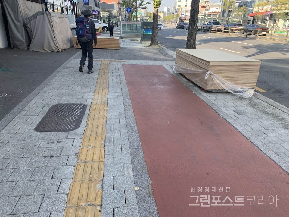 서울 시내의 한 보도. 절반은 자전거가 다니는 길이다. 커다란 나무 판자가 곳곳에 쌓여있다. 어디로 걸어야 편하고 안전할까. (이한 기자 2020.10.17)/그린포스트코리아
