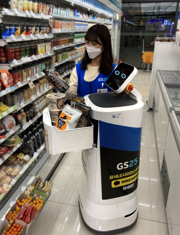 GS25가 AI 로봇 배달 서비스를 업계 최초로 론칭했다. (GS25 제공)/그린포스트코리아