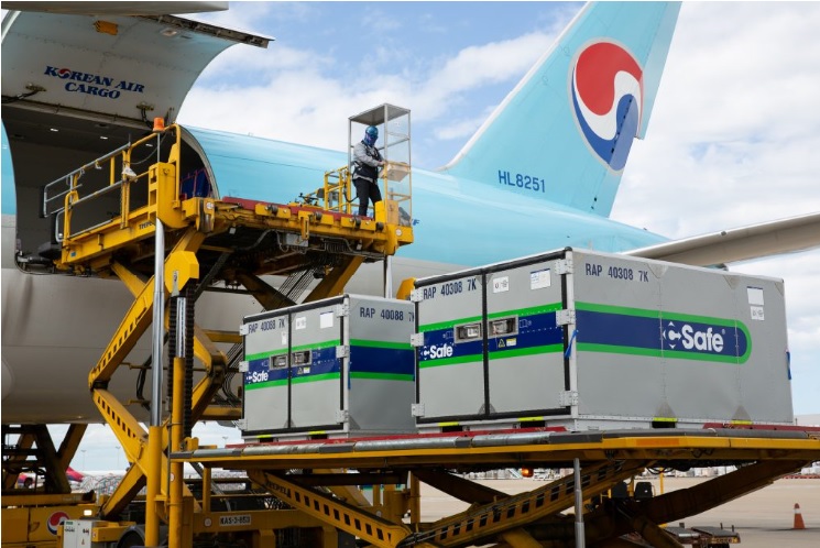 온도조절이 가능한 특수 컨테이너가 대한항공 화물기에 탑재되고 있는 모습. (대한항공 뉴스룸 홈페이지 캡쳐)/그린포스트코리아