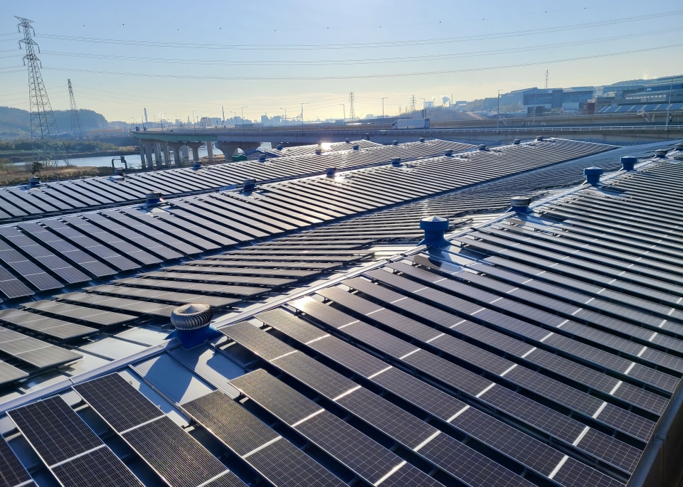 한국동서발전이 울산 지역 산업단지에 설치한 지붕태양광의 모습. (한국동서발전 제공)/그린포스트코리아
