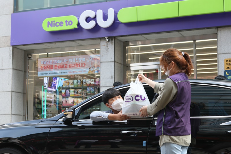 CU가 모바일 앱에서 미리 주문한 상품을 자동차 안에서 받아볼 수 있는 ‘CU 드라이브 스루 서비스’를 서울 및 수도권 점포에서 선보인다. (CU 제공)/그린포스트코리아