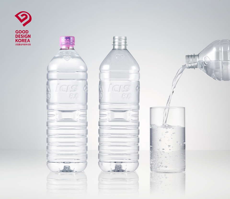 롯데칠성음료의 무라벨 생수 ‘아이시스8.0 에코’가 ‘2020 굿 디자인 어워드’에서 우수디자인으로 선정됐다. (롯데칠성음료 제공)/그린포스트코리아