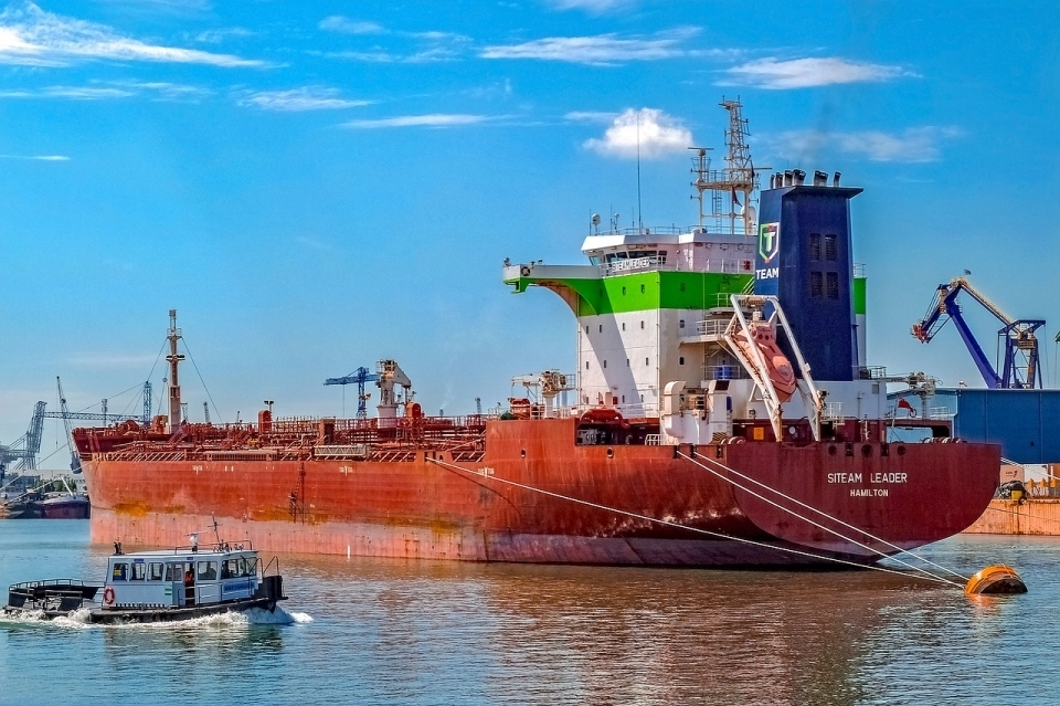 정부는 미세먼지와 온실가스 감축을 위해 친환경 선박의 개발‧보급을 적극적으로 추진하고 있다.(사진 Pixabay 제공)