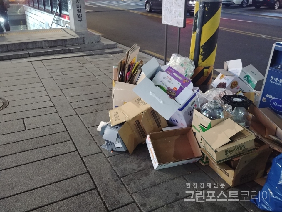 지하철역 입구 앞에 종이 박스를 비롯한 여러 쓰레기가 쌓여있다. (김동수 기자) 2020.3.31/그린포스트코리아