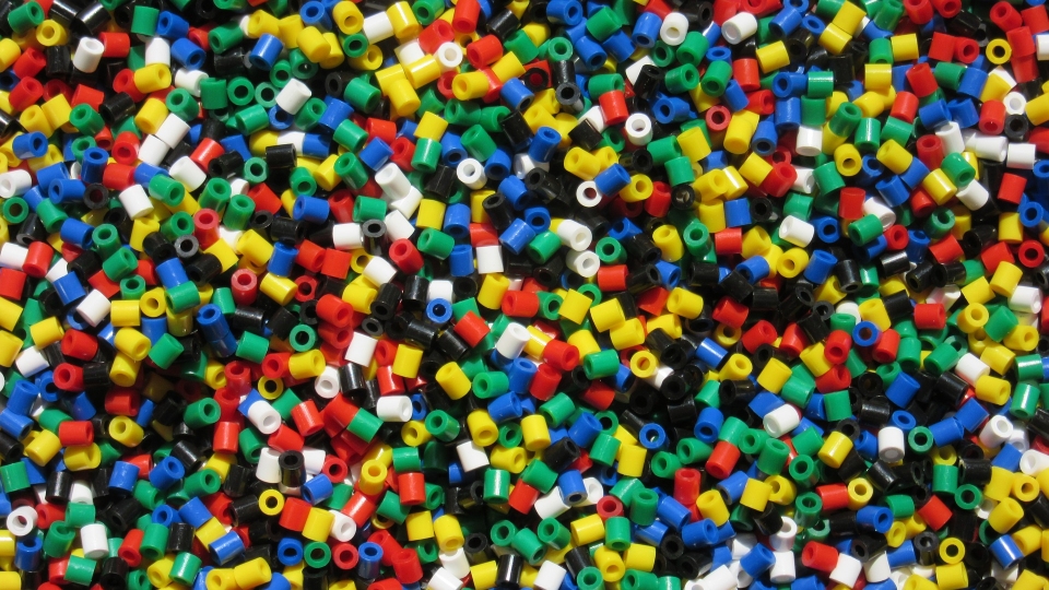 플라스틱은 재활용이 된다. 하지만 모든 플라스틱이 재활용 되는 건 아니다. 작은 조각들은 그냥 일반쓰레기로 버려진다. (픽사베이 제공)/그린포스트코리아