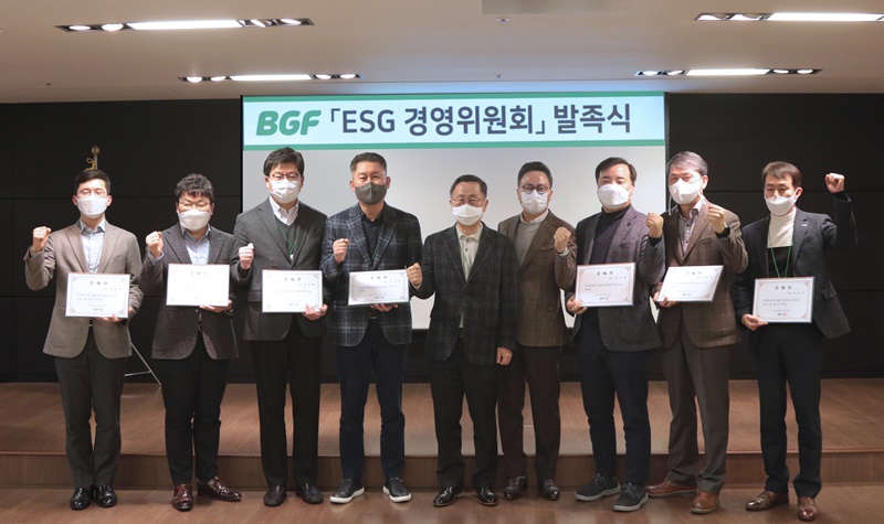 BGF그룹이 23일 서울 삼성동 BGF 사옥에서 ESG 경영위원회 출범식을 진행했다. 이건준(오른쪽에서 다섯 번째), 홍정국(오른쪽에서 네 번째) 공동위원장과 전담 리더들이 기념 촬영을 하고 있다). (BGF그룹 제공)/그린포스트코리아