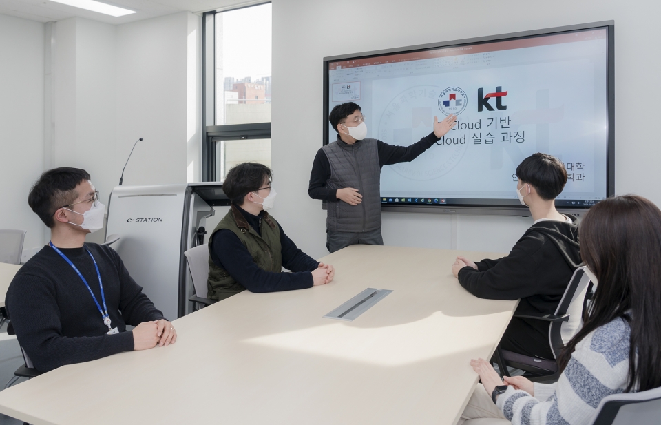 KT가 서울과학기술대와 함께 클라우드 기반 융합 기술인재 양성에 나선다. (KT 제공)/그린포스트코리아