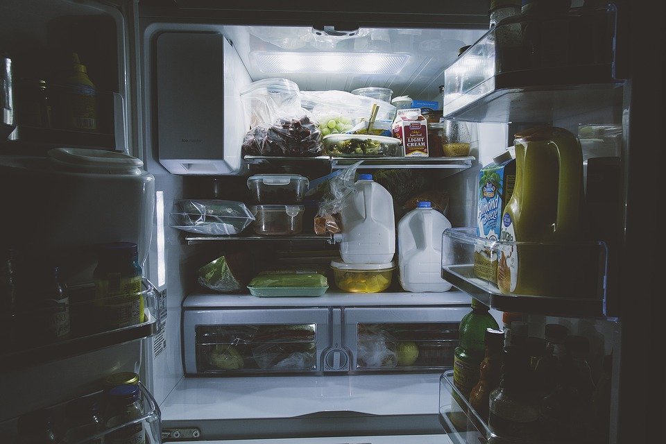 냉장고를 가득 채우는 건 과거 '부의 상징'이었다. 하지만 지금은 어떨까. 만일 꽉 채우기만 하고 제대로 먹지 못해 식재료를 버린다면 당신의 냉장고는 비경제적이고 비환경적인 물건이 될 수도 있다. (픽사베이 제공)/그린포스트코리아