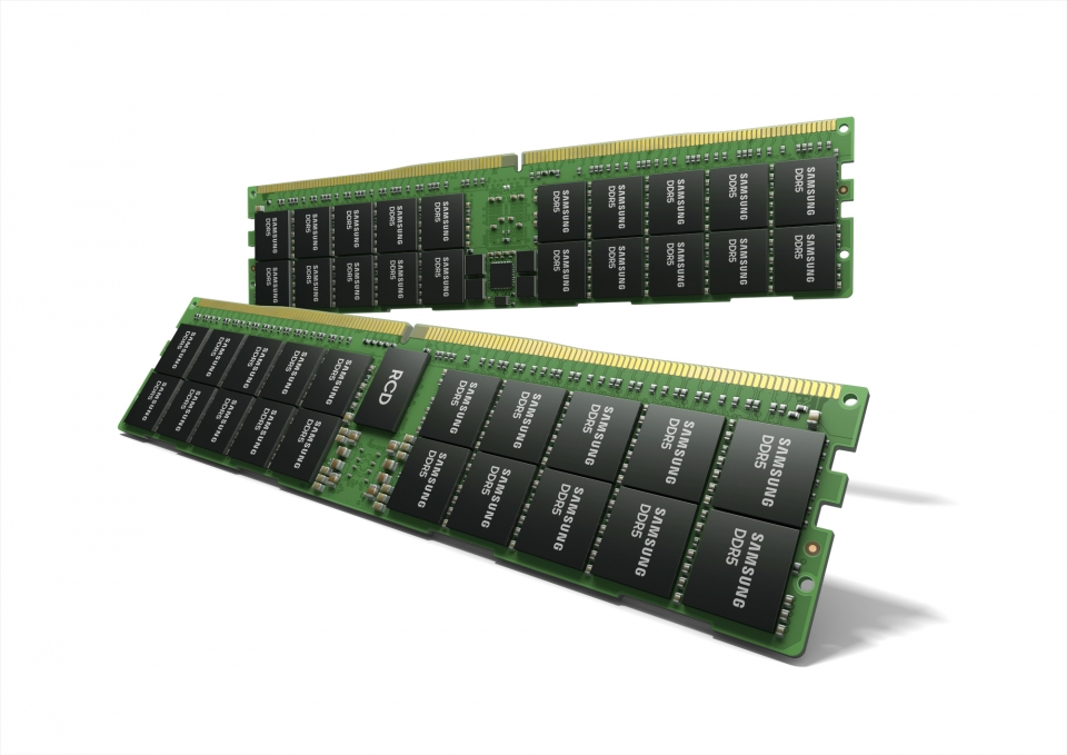 삼성전자가 업계 최대 용량 512GB DDR5 메모리 모듈을 개발했다. 기존 DDR4 대비 2배 이상 성능으로, 1초에 30GB 용량의 UHD영화 2편을 처리할 수 있다. 삼성전자는 “고성능 컴퓨터의 발전을 더욱 가속화할 것으로 기대된다”고 밝혔다. (삼성전자 제공)/그린포스트코리아