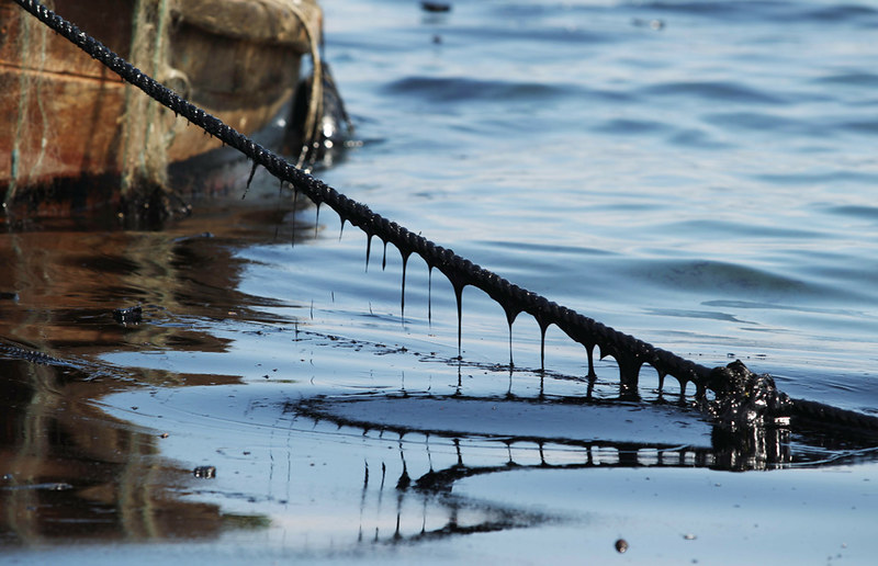 기름 유출로 바다가 오염돼 있는 모습.(출처 flickr)/그린포스트코리아