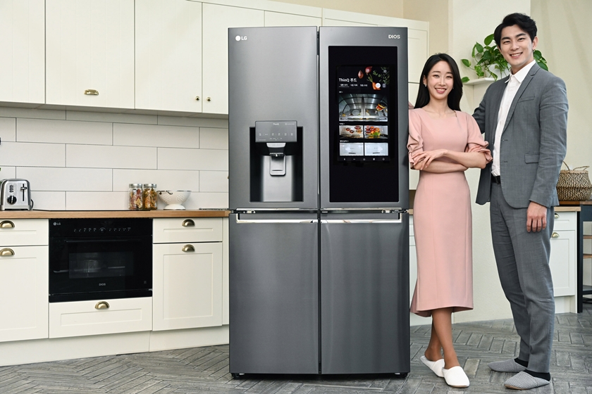 LG전자 디오스 스마트 얼음정수기 냉장고. 소비자가 냉장고 도어 디스플레이에 있는 씽큐 푸드 메뉴를 사용해 해당공간에 촬영된 사진을 모니터링하고 냉장고가 인식한 식품 목록도 확인할 수 있다. (LG전자 제공)/그린포스트코리아