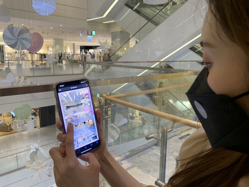 현대백화점 판교점은 오는 14일부터 30일까지 백화점을 방문하지 않아도 휴대폰을 통해 매장을 둘러볼 수 있는 VR 백화점 ‘VR 판교랜드’를 운영한다. (현대백화점 제공)/그린포스트코리아 