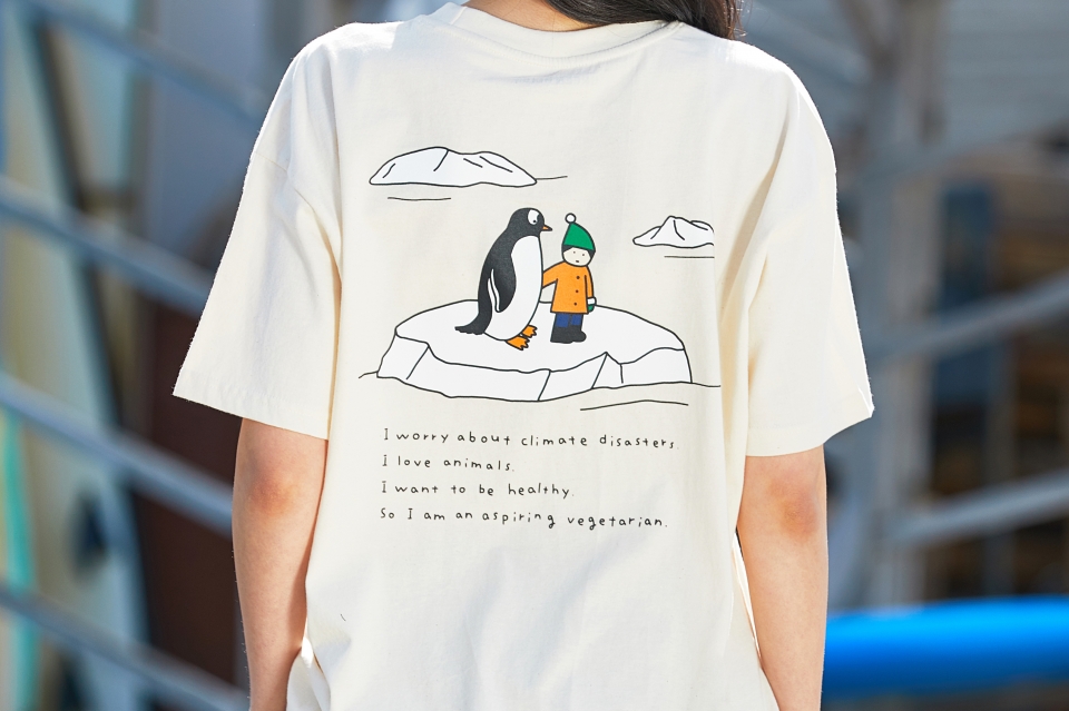 그린블리스가 기후위기로 아픈 펭귄들을 위한 채식지향 티셔츠 캠페인 펀딩에서 선보인 전투펭귄 티셔츠. (그린블리스 제공)/그린포스트코리아