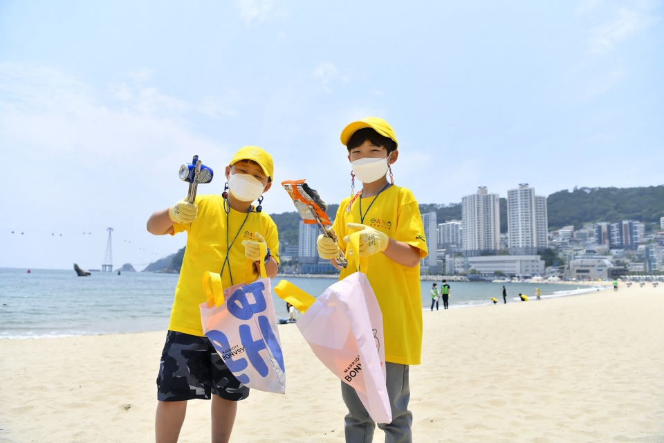 풀무원재단과 메리어트 인터내셔널이 지난 5일 진행한 ‘푸른바다 클린업 캠페인’에서 참가한 어린이들이 부산 송도 해수욕장에서 해양 쓰레기를 줍고 있다. (풀무원재단 제공)/그린포스트코리아