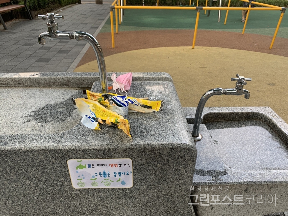 서울 송파구의 한 공원 겸 놀이터 수돗가에 버려진 쓰레기 (이한 기자. 2021.6.22)/그린포스트코리아