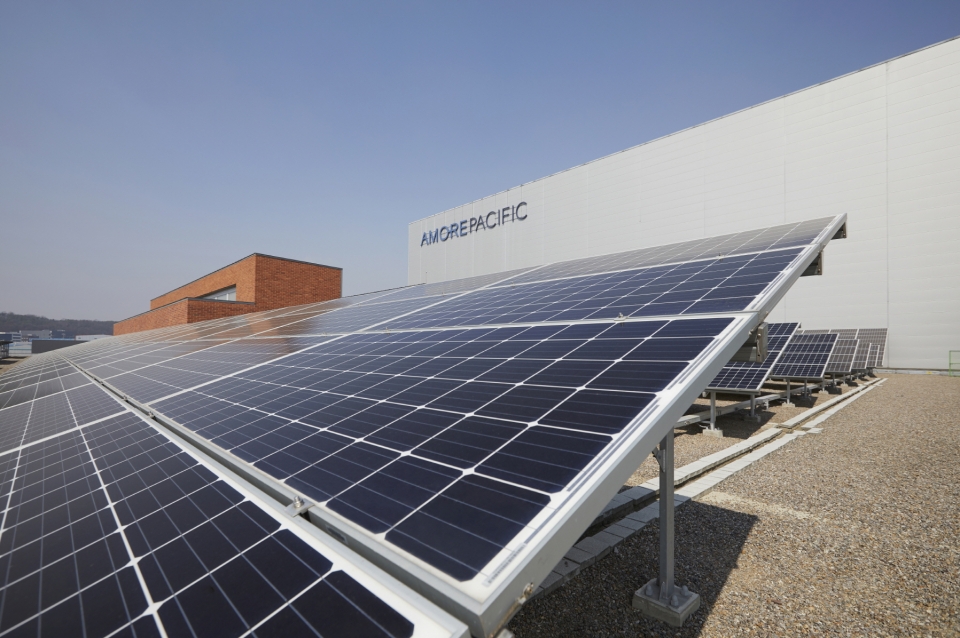 아모레퍼시픽이 2030년을 목표로 한 지속가능경영 목표를 제시했다. 사진은 오산 뷰티파크 태양광 패널. (아모레퍼시픽 제공)/그린포스트코리아