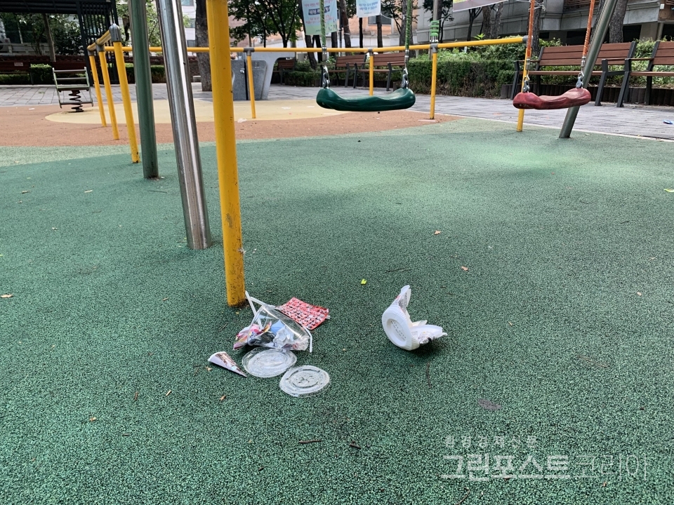 서울 송파구 한 놀이터에 버려진 쓰레기의 모습. (이한 기자. 2021.7.6)/그린포스트코리아