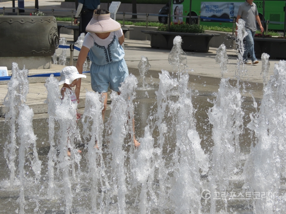 오늘(21일)은 서울의 낮 기온이 36도까지 치솟는 등 가장 더운 무더위가 예상된다.(본사 DB)/그린포스트코리아