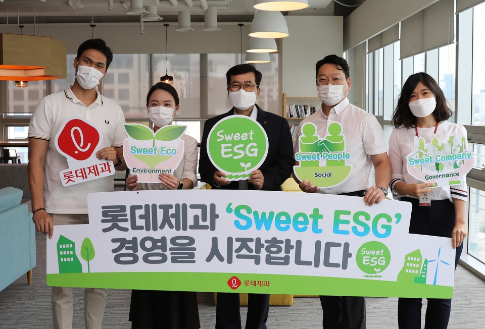롯데제과가 21일 본사 사옥에서 민명기 대표를 비롯한 임직원이 참석한 가운데  ‘Sweet ESG 경영’ 선포식을 가졌다. (롯데제과 제공)/그린포스트코리아
