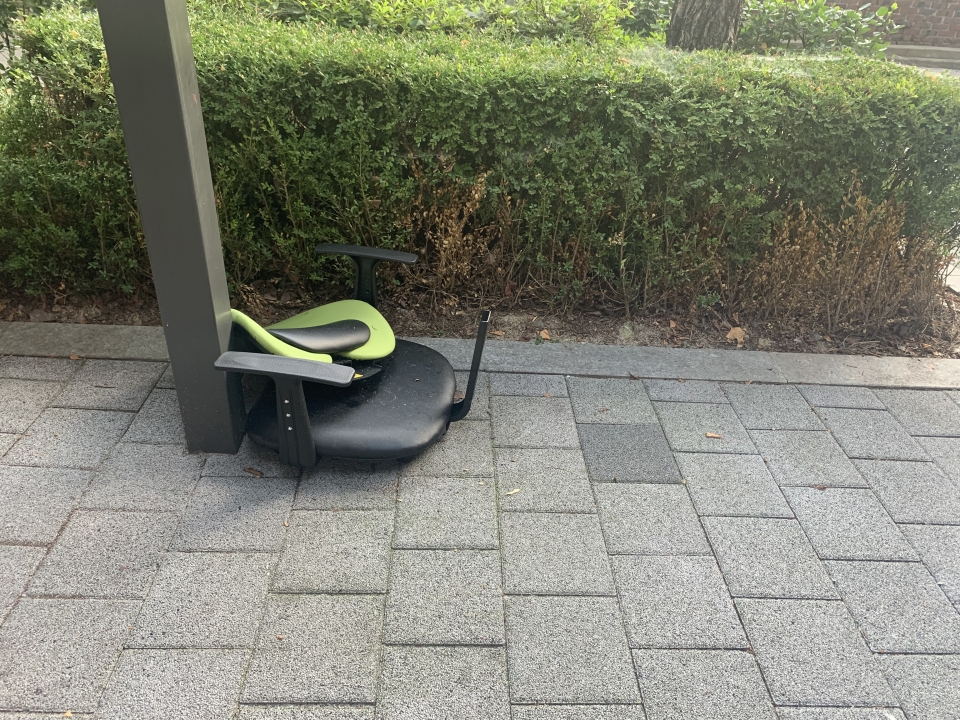 서울 송파구의 한 공원에 버려진 의자. (이한 기자 2021.7.16)/그린포스트코리아