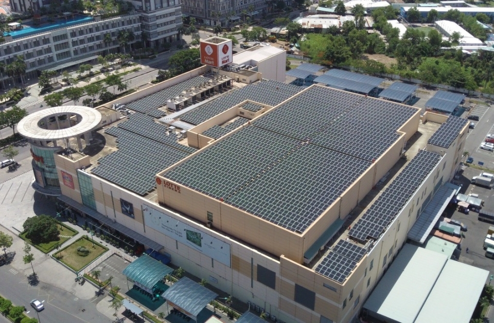 롯데마트는 베트남 호치민시에 위치한 남사이공점 매장 옥상에 태양광 발전 설비를 설치했다. (롯데마트 제공)/그린포스트코리아