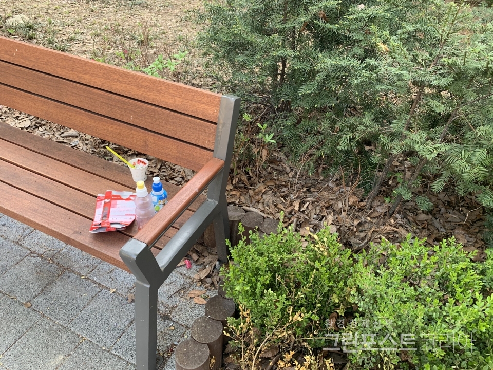 쓰레기가 함부로 버려진 공원 의자의 모습. (이한 기자 2021.4.10)/그린포스트코리아