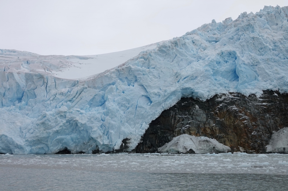 무너져 내리는 마리안 소만 빙벽. 최근 빠르게 빙하가 녹고 있는 지역이다. (이원영 박사 제공)/그린포스트코리아