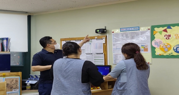 알엠테크 직원이 경기도 부천시의 한 어린이집에 설치된 간이형 공기질측정기의 사용법을 설명하고 있다.(제공 알엠테크)/그린포스트코리아