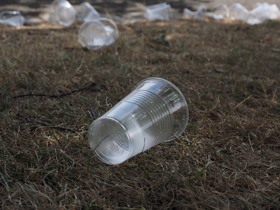 국내 연간 일회용 (플라스틱)컵 사용량은 약 33억개 내외, 종이컵 사용량은 230억개에 육박할 것으로 추정된다. 이를 줄이기 위해 정부는 내년부터 1회용컵 보증금 제도를 시행한다. (픽사베이 제공)/그린포스트코리아