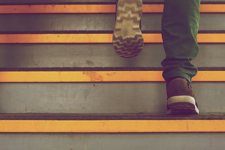 계단 걷기를 통해 온실가스 배출을 줄일 뿐만 아니라 자연스럽게 생활 속 거리두기를 통해 질병을 예방하고 운동 효과까지 챙길 수 있다. (픽사베이 제공)/그린포스트코리아